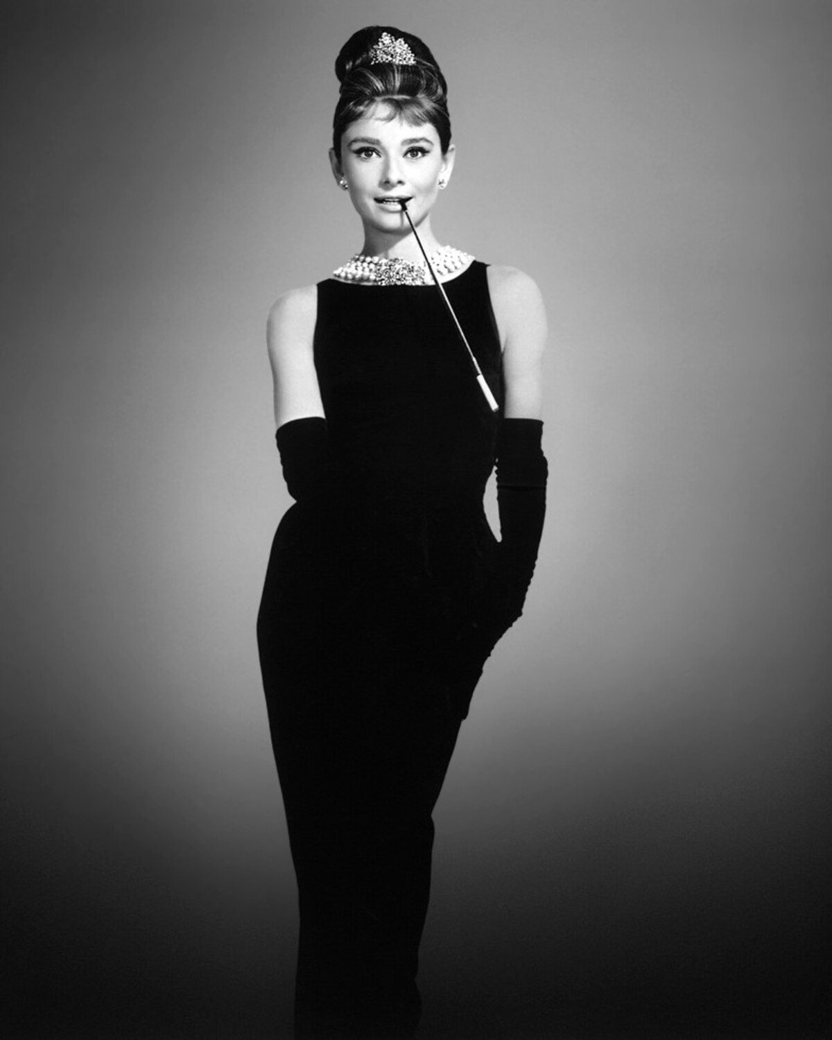 Un gesto raffinato che trasforma la moda in linguaggio universale.