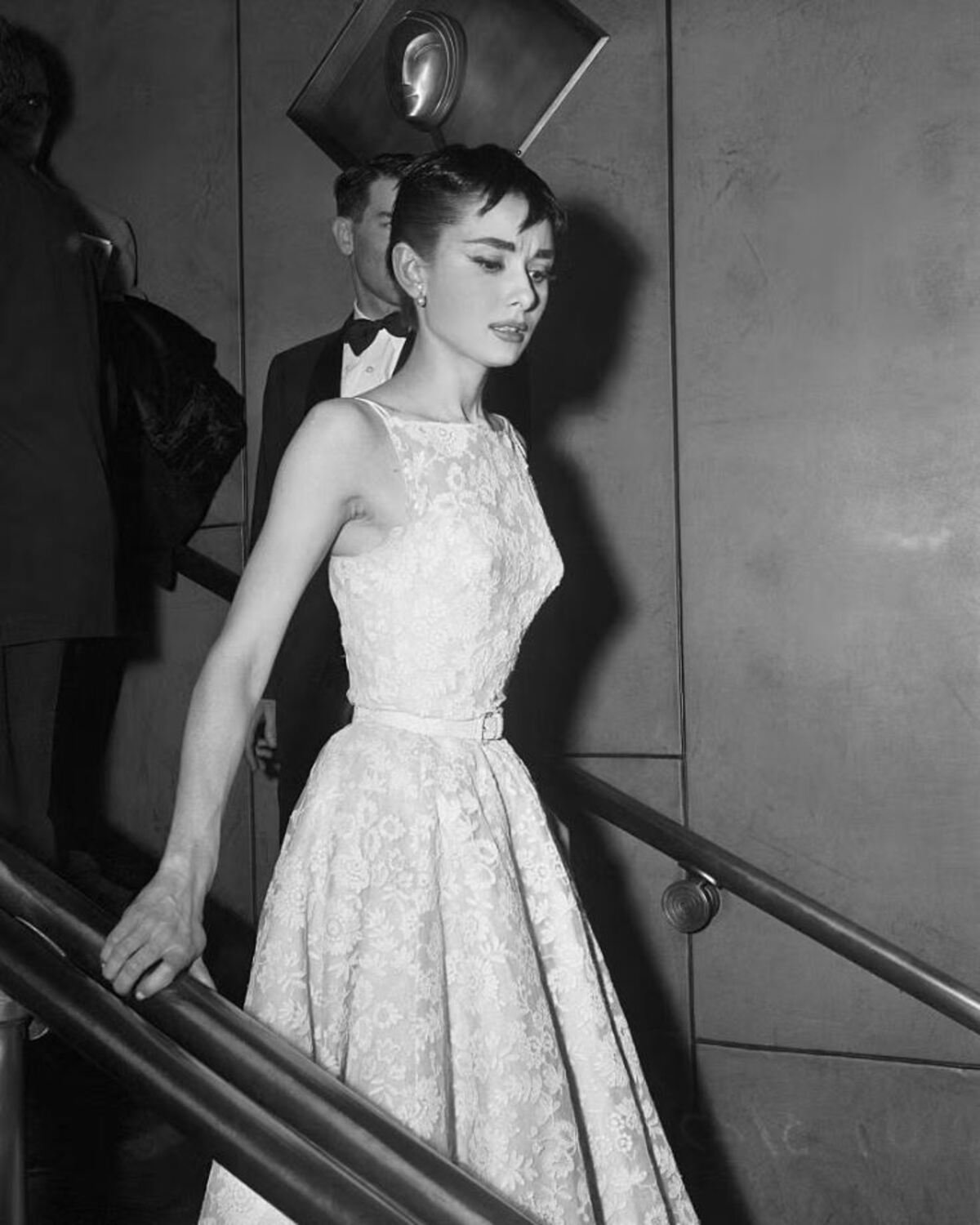 Un abito di luce che racconta la forza della delicatezza.